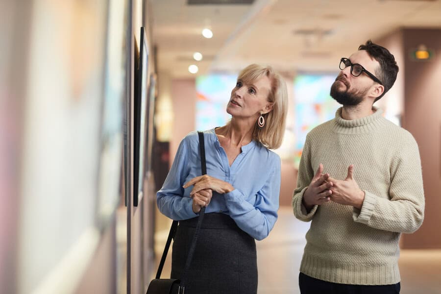 people-in-art-museum