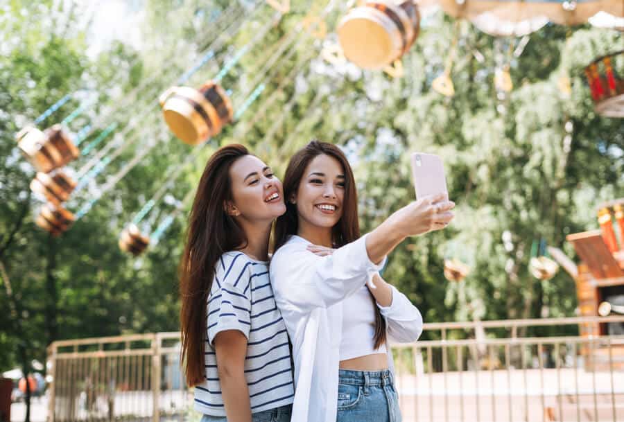 girls-in-amusement-park
