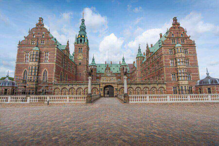 stunning-frederiksborg-castle