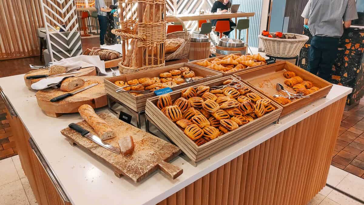 breakfast-pastries-paris-hotel
