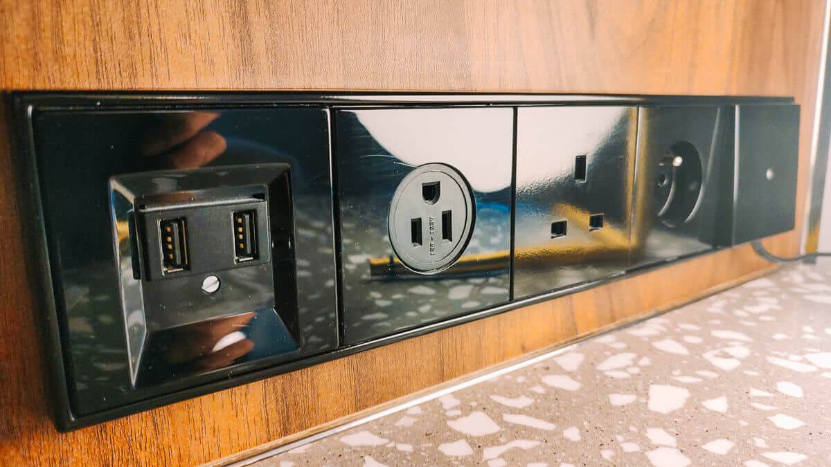 power-sockets-hotel-room