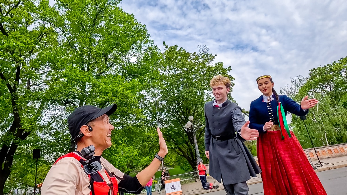 riga-marathon-old-town-cheering.jpg